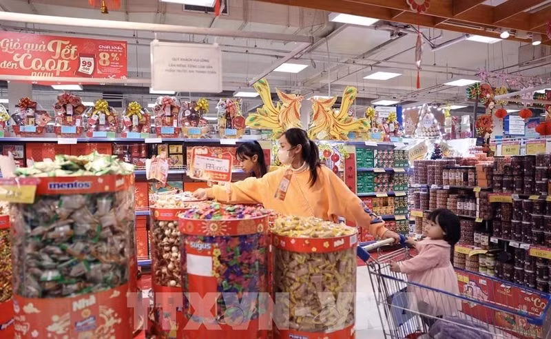Affordable goods with fine packaging for upcoming Lunar New Year (Photo: VNA)