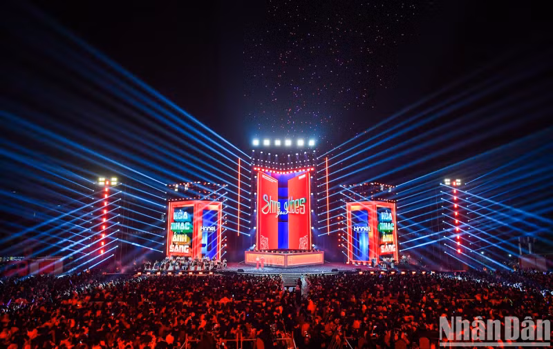 The 'Light Concert - Welcome New Year 2025' programme, with the theme "Shine Your Vibes", is part of the series of activities of the Hanoi International Light Festival 2025, organised by Nhan Dan Newspaper, Hanoi People's Committee and Tay Ho District People's Committee, organised by Sun Bright Art Creative And Events Joint Stock Company and LoonEyes Studio LLC deploying drones to open freely to the public.