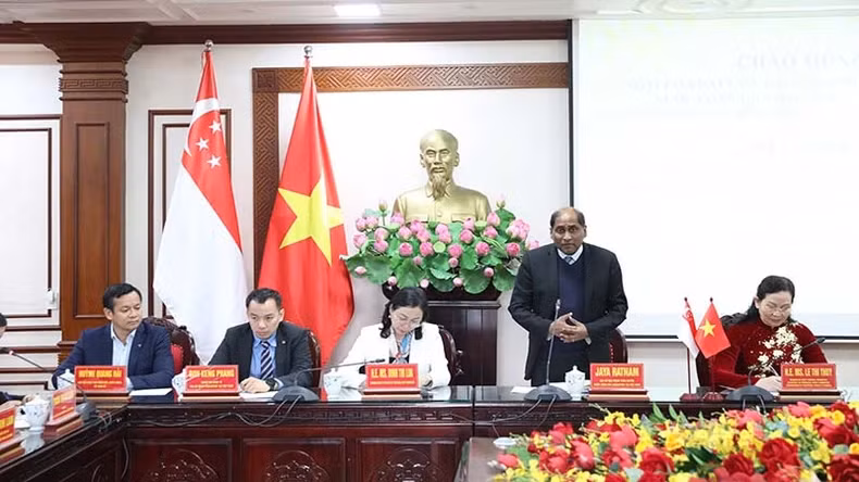 Singaporean Ambassador to Vietnam Jaya Ratnam speaking at the meeting.