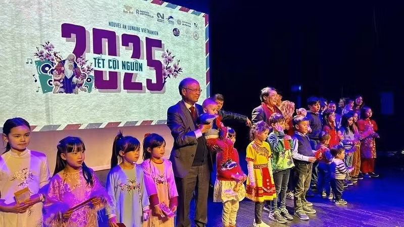 Ambassador Dinh Toan Thang (fifth from left), children and students of Vietnam pose for a group photo at the programme. (Photo: VNA)