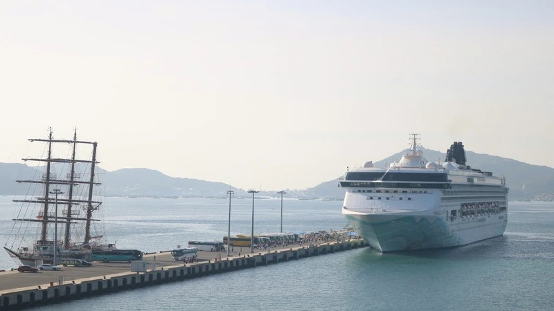 Photo: The Norwegian Spirit international cruise ship arrives at Cam Ranh International Port.
