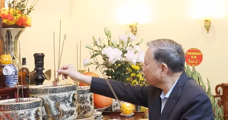 Party General Secretary To Lam offers incense in tribute to late Party General Secretary Le Kha Phieu. (Photo: VNA)