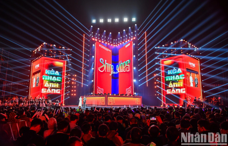 The 'Light Concert - Welcome New Year 2025' programme, co-organised by Nhan Dan Newspaper and Hanoi People's Committee, took place at exactly 8:00 p.m. on January 18.