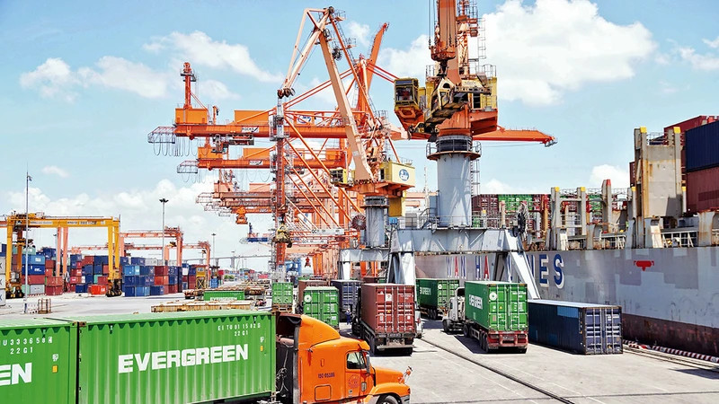 Loading import and export goods at Hai Phong Port. (Photo: DANG ANH)