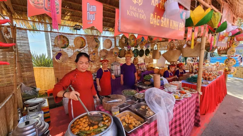 Bustling 'Tet Tay Do 2025' event