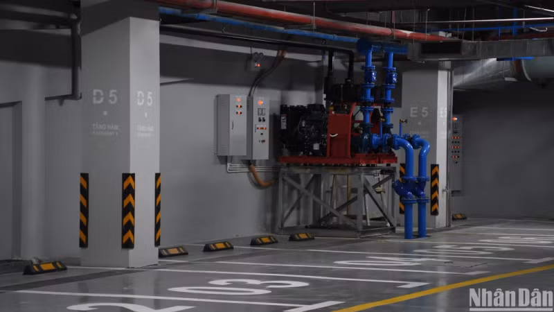 The basement system with modern parking areas has flood warnings. (Photo: ANH DAO)