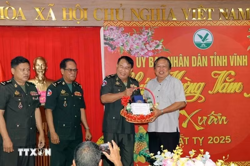 A delegation of the Military Zone 3 Command of the Royal Cambodian Armed Forces led by its Commander Lieutenant General Ui Hieng pays a pre-Tet (Lunar New Year) visit to the Mekong Delta province of Vinh Long on January 16. (Photo: VNA)