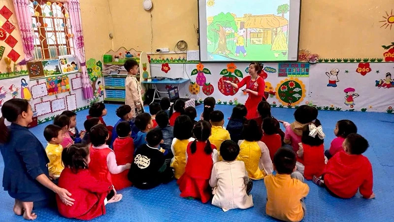 Storytime with teachers and students at Dai Dong Kindergarten, Yen Binh District, Yen Bai.