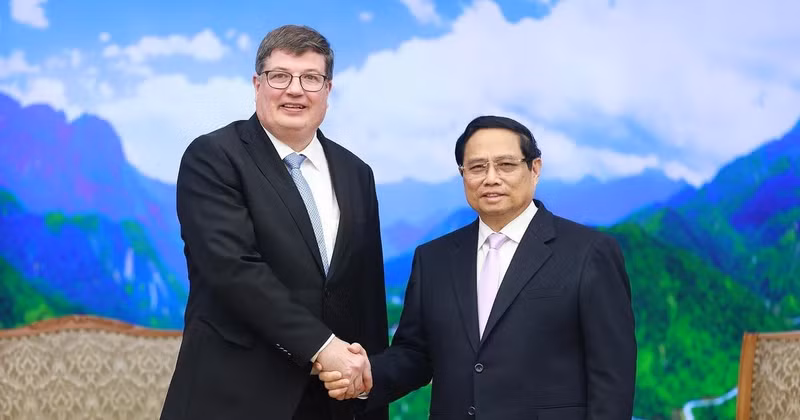 Prime Minister Pham Minh Chinh (R) and Arto Olavi Satonen, Minister for Employment from the Finnish Ministry of Economic Affairs and Employment, in Hanoi on January 13. (Photo: VNA)