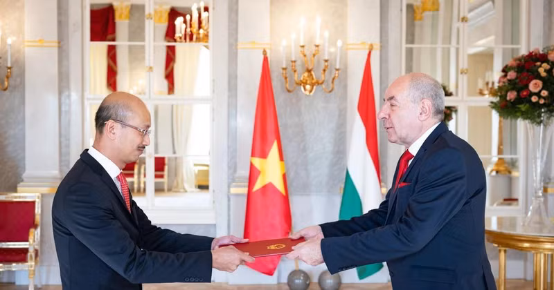 Vietnamese Ambassador to Hungary Bui Le Thai (L) presents his credentials to Hungarian President Tamás Sulyok. (Photo: VNA)