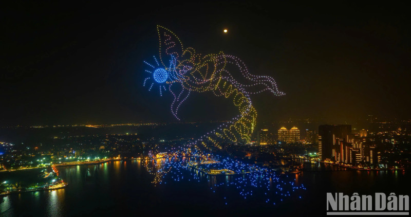 The Drone Lighting performance recreates the image of the Dragon in the night sky of West Lake. This is not only a symbol of Hanoi but also symbolises the aspirations of the Capital in the new era of national development.