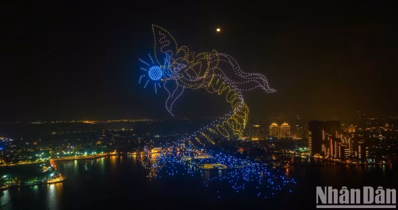 The Drone Lighting performance recreates the image of the Dragon in the night sky of West Lake. This is not only a symbol of Hanoi but also symbolises the aspirations of the Capital in the new era of national development.