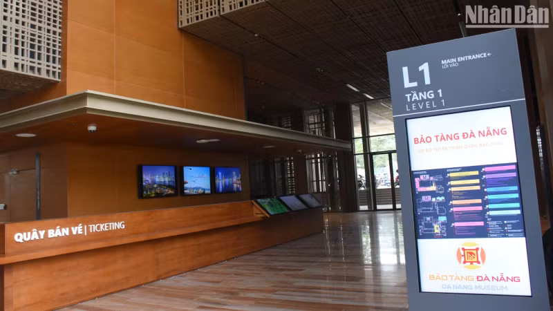Lobby area 1 entering the museum visiting space with automatic LED board systems. (Photo: ANH DAO)