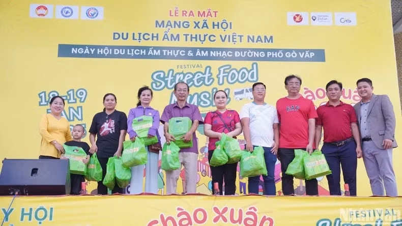 The Organising Committee presents gifts to people in difficult circumstances