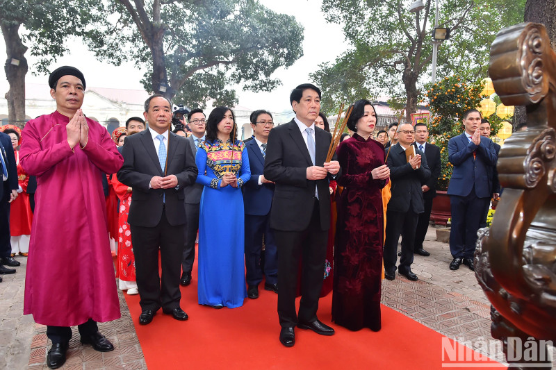 State President Luong Cuong, his spouse and delegates at the incense-offering ceremony.