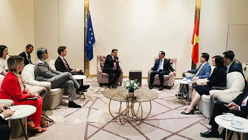At the meeting between Deputy Prime Minister and Minister of Foreign Affairs Bui Thanh Son (R) and Vice-President of the European Commission Margaritis Schinas in Ho Chi Minh City on October 21. (Photo: VNA)