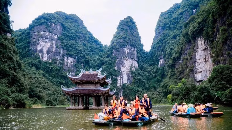 Previously, the delegation visited and experienced the Trang An eco-tourism area in Trang An Scenic Landscape Complex - the only cultural and natural heritage of Southeast Asia recognised by UNESCO as a World Heritage in 2014.