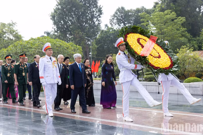 Delegates attending the Vietnam Fatherland Front's 10th National Congress lay wreaths and offered incense at the Monument for Heroic Martyrs on Bac Son Street, Hanoi. Delegates attending the Vietnam Fatherland Front's 10th National Congress lay wreaths and offered incense at the Monument for Heroic Martyrs on Bac Son Street, Hanoi.