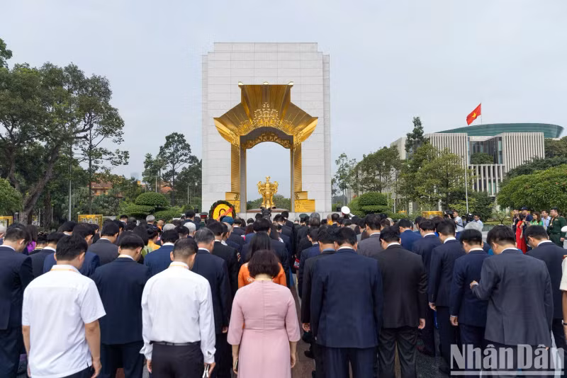 Delegates pay tribute to Heroes and Martyrs. Delegates pay tribute to Heroes and Martyrs.