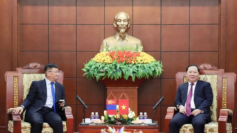 Mongolian Ambassador to Vietnam Jigjee Sereejav (left) and Secretary of the Hoa Binh Provincial Party Committee Nguyen Phi Long at the working session.