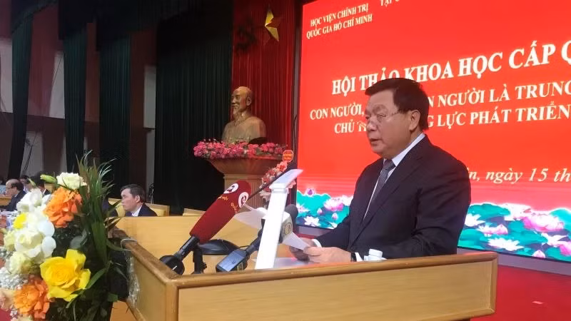 Politburo member Nguyen Xuan Thang, President of the HCMA and Chairman of the Central Theory Council, delivers the opening speech at the workshop.