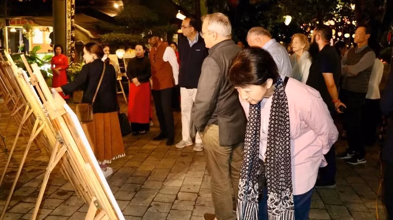 Many delegates enjoyed cultural and artistic activities such as Music performances on Ky Lan Lake, enjoying Xam singing bamboo dancing.