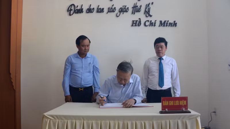 General Secretary and President To Lam writes in the guestbook at Uncle Ho's Memorial House on Con Co Island. General Secretary and President To Lam writes in the guestbook at Uncle Ho's Memorial House on Con Co Island.