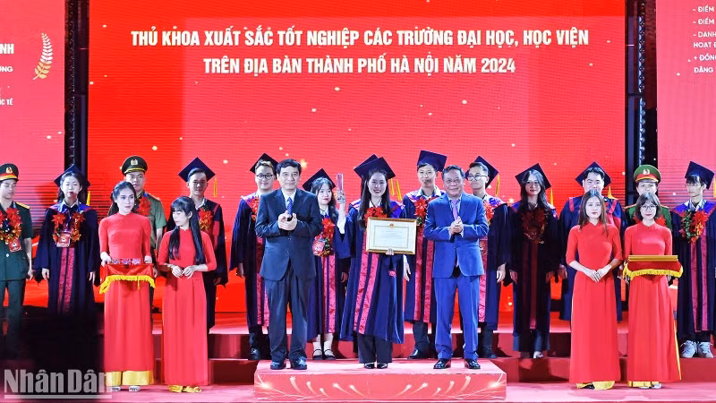 Hanoi: 100 outstanding valedictorians in 2024 honoured 
