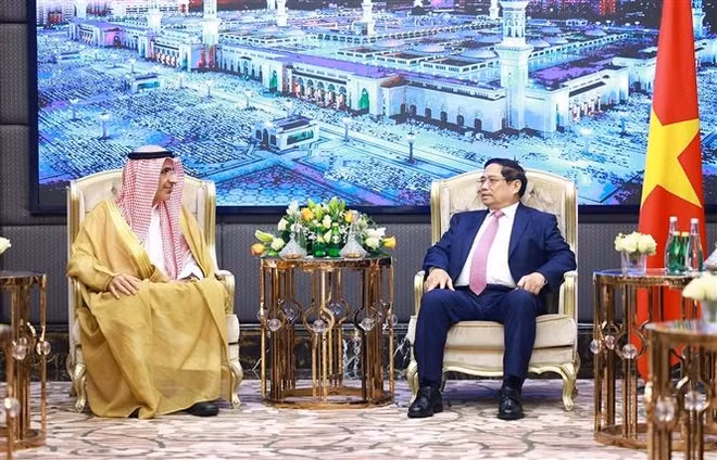 Prime Minister Pham Minh Chinh (R) meets with CEO of the Saudi Agricultural and Livestock Investment Company (SALIC) Sulaiman bin Abdulrahman AlRumaih. (Photo: VNA)