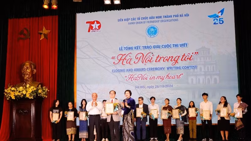 Professor, Dr Ahn Kyong Hwan (the Republic of Korea) won the special prize of the “Hanoi in Me” writing contest.