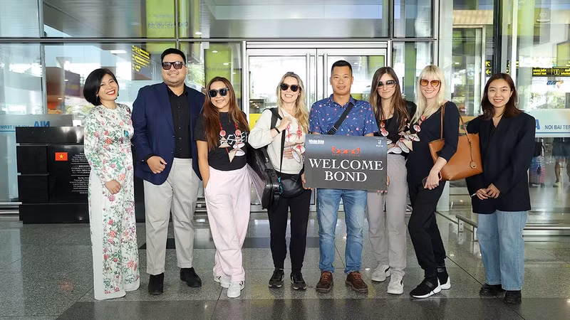The famous Bond string quartet arrived at Noi Bai Airport this morning.