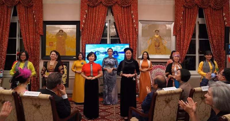 Spouses of Vietnamese diplomats in Washington DC take part in a show of traditional costumes of Vietnam. (Photo: The Voice of Vietnam.