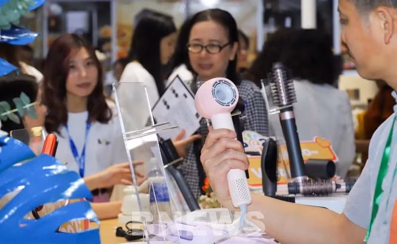 At the Vietnam International Electronics and Smart Appliances Expo (IEAE) 2024 in Hanoi. (Photo: VNA)