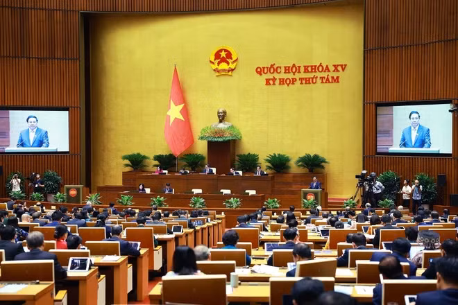 Prime Minister Pham Minh Chinh delivers a report at the ongoing 8th session of the 15th National Assembly in Hanoi on October 21. (Photo: VNA)