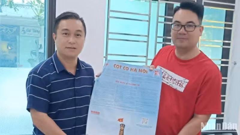 The representative office of Nhan Dan Newspaper in Thai Binh Province presented the special pages of the flag tower to the Thai Binh Provincial Library.
