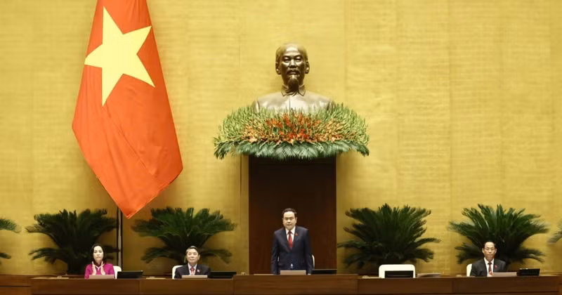 NA Chairman Tran Thanh Man (standing) and NA Vice Chairpersons at the opening ceremony of the 8th session of the 15-tenure National Assembly in Hanoi on October 21. (Photo: VNA)