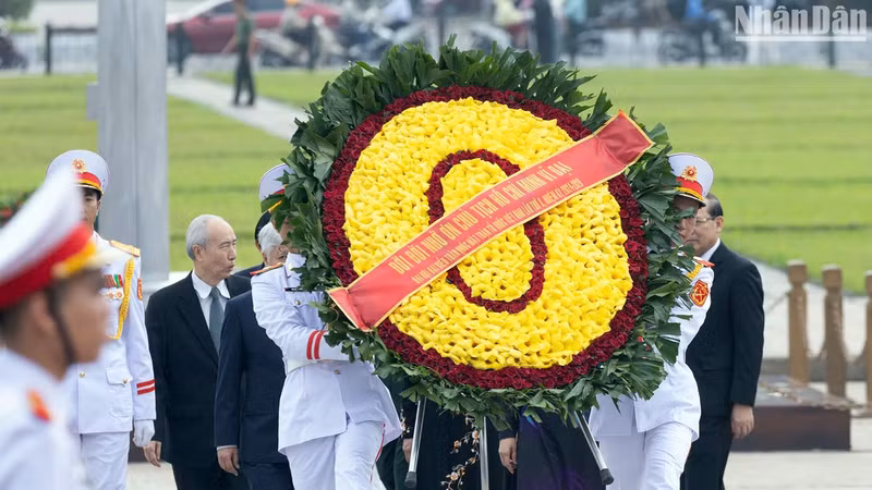 Delegates pay tribute to President Ho Chi Minh