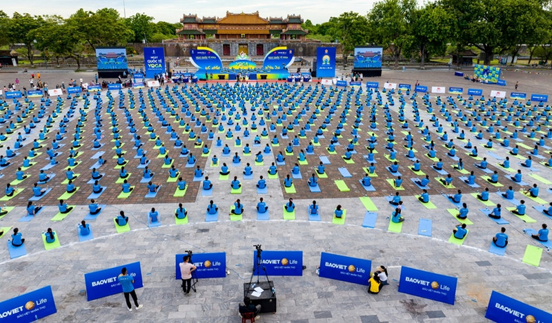 The mass Yoga performance of 1,000 people in Thua Thien-Hue on July 2 impresses both locals and tourists. (Photo: baothuathienhue.vn)