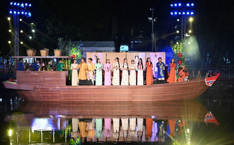 Hundreds of artist from various field will participate in performances on the occasion of the 325th anniversary of Sai Gon - Cho Lon - Gia Dinh - HCM City. In pho: A dan ca tai tu performance (Source: Nhan Dan newspaper)
