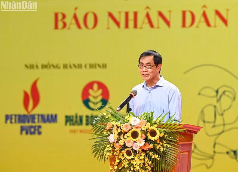 Tran Huu Viet, Head of Culture and Arts Department of Nhan Dan Newspaper, Head of the Organising Board of the Prize, administers the closing ceremony.