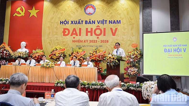 Nguyen Trong Nghia speaks at the Congress.