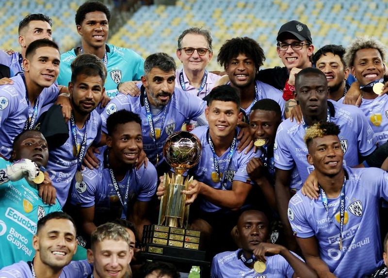 Independiente del Valle's Anthony Landazuri celebrates with the trophy and teammates after winning the Recopa Sudamericana - Soccer Football - Recopa Sudamericana - Final - Second Leg - Flamengo v Independiente del Valle - Maracana, Rio de Janeiro, Brazil - February 28, 2023. (Photo: Reuters)