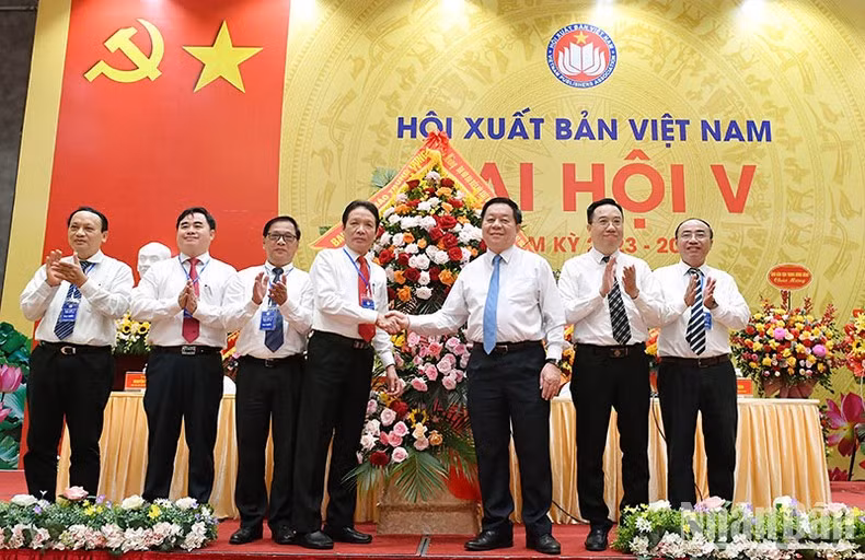 Secretary of the Party Central Committee and head of its Commission for Popularisation and Education Nguyen Trong Nghia presents a flower basket to the Congress.