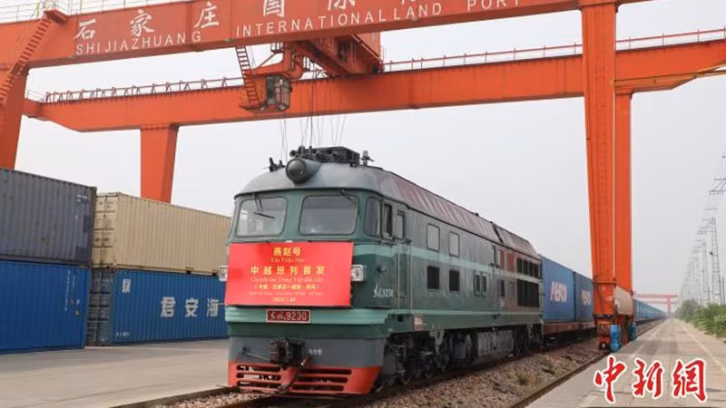 The train departs from Shijiazhuang International Land Port. (Photo: chinanews.com/)