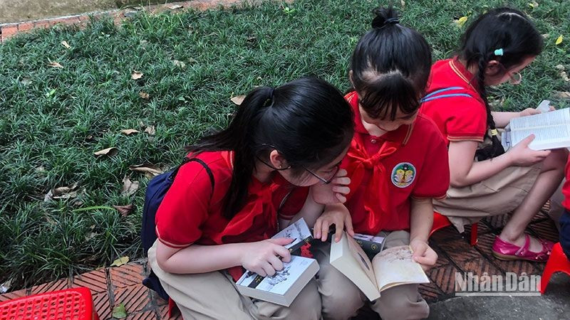 Children reading books in the National Library.