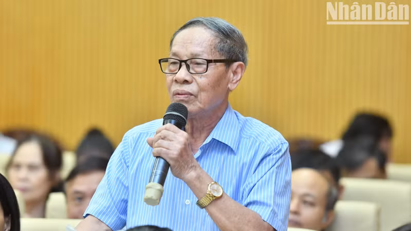 A voter from Dong Da District makes a petition to the National Assembly deputies of Hanoi.