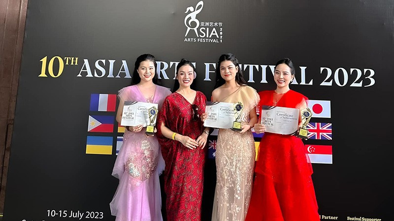 Tan Nhan and her students after winning the award. (Photo: Facebook of Tan Nhan)