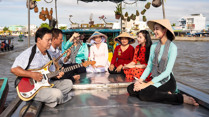 Performing southern folk music on a boat at Cai Rang floating market.