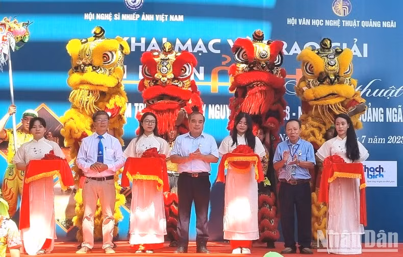 Delegates cutting the ribbon to open the 28th South-Central Coast and Central Highlands region photo festival. Delegates cutting the ribbon to open the 28th South-Central Coast and Central Highlands region photo festival.