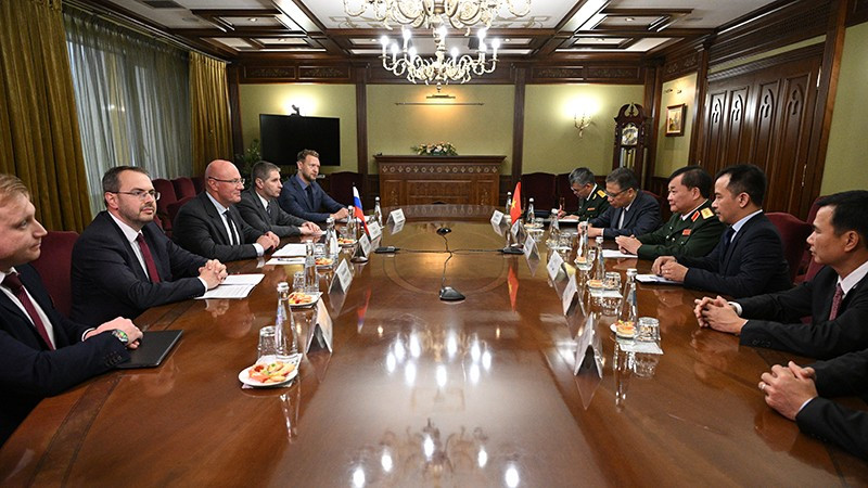 Deputy Minister of National Defence Sen. Lieut. Gen. Hoang Xuan Chien meets with Russian Deputy Prime Minister Dmitry Chernyshenko. 